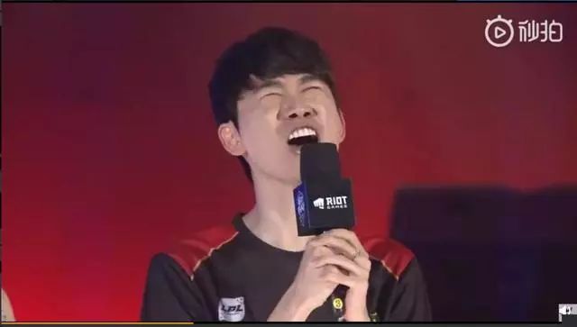 球迷欢呼不 球迷欢呼不