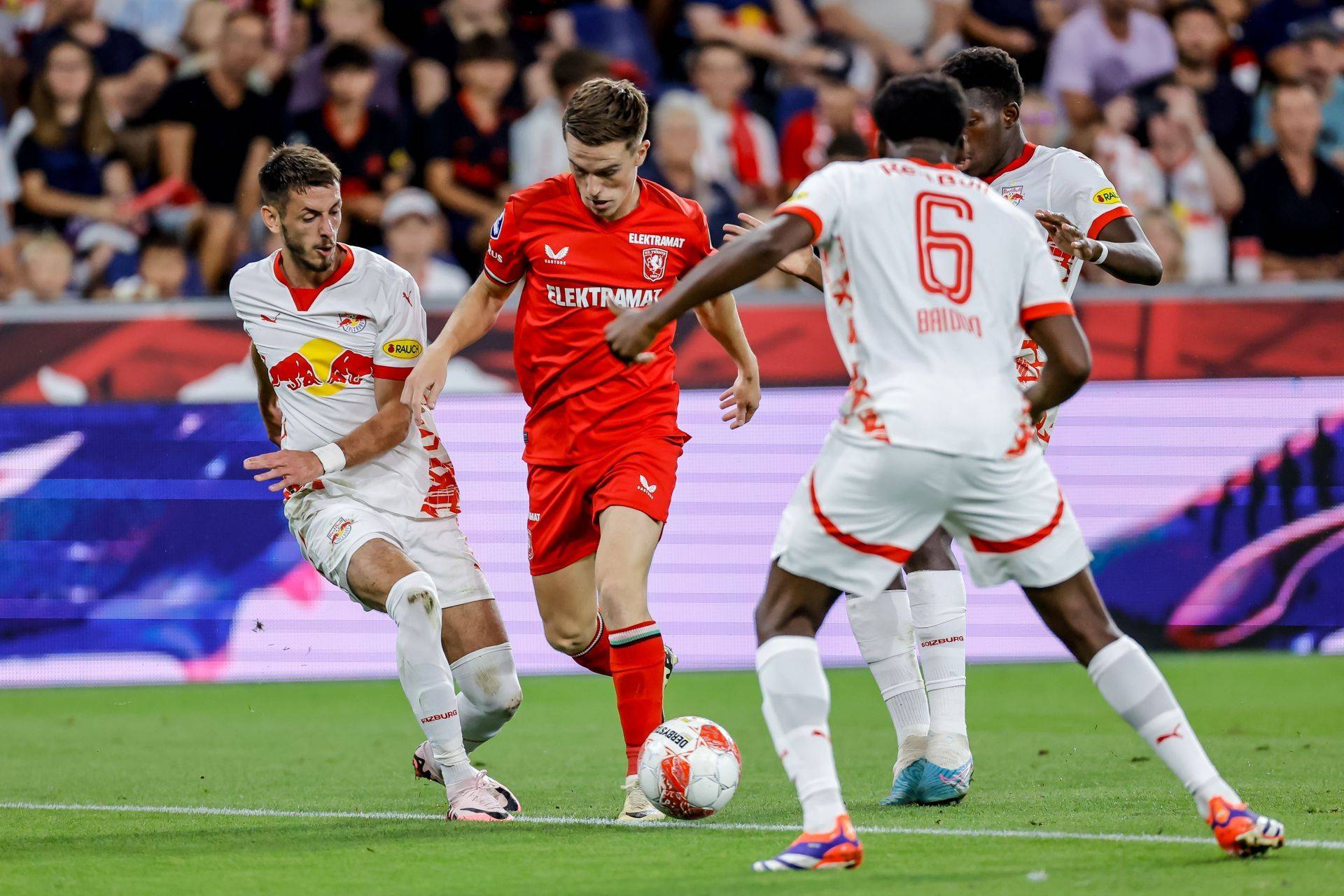 夹并传球给 夹并传球给